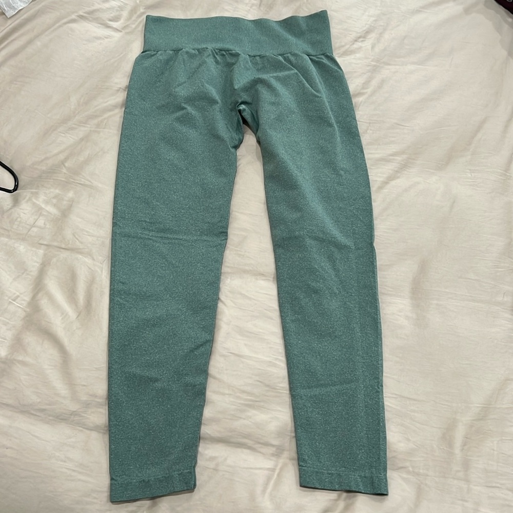 Never worn, says XL but fits like a L